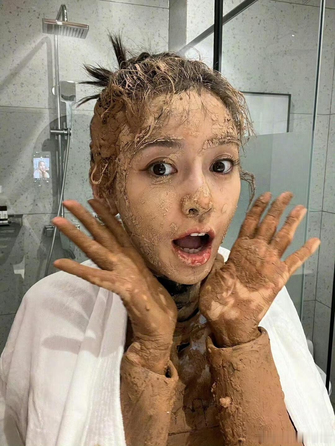 泥潭大战Angelababy自拍沉浸式欣赏一点也不狼狈 像是在敷泥膜 这张伟大的
