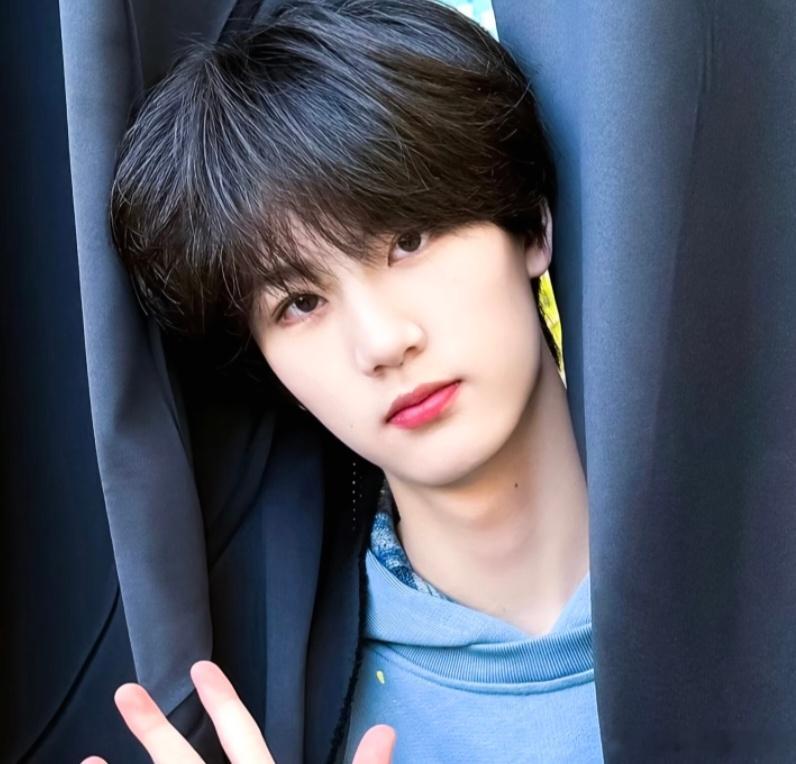 李煜东的颜值很吸引我，但素东毛更有爱有趣，东之客每次路过都被硬控，想出来幸福的敲