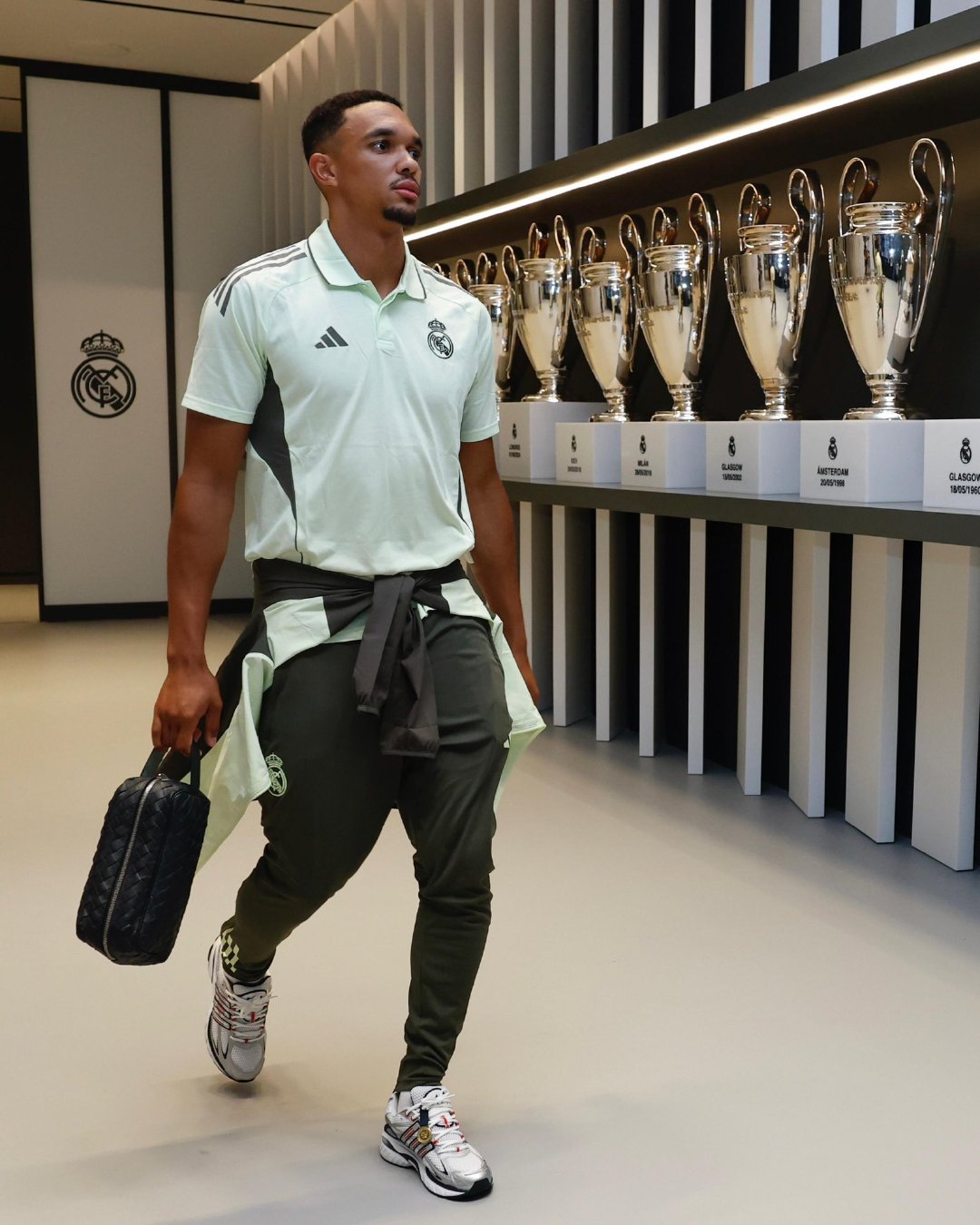 🚨在 夸安萨 受伤退出国家队后，图赫尔没有考虑特伦特，他选择了补招 本·怀特 