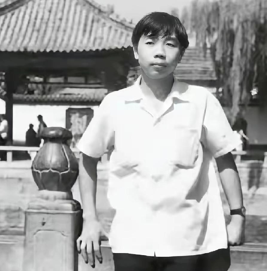 石平年轻时成都老照片，如今人到老年，自己还会回头看，自己年轻时模样吗，看到后有何