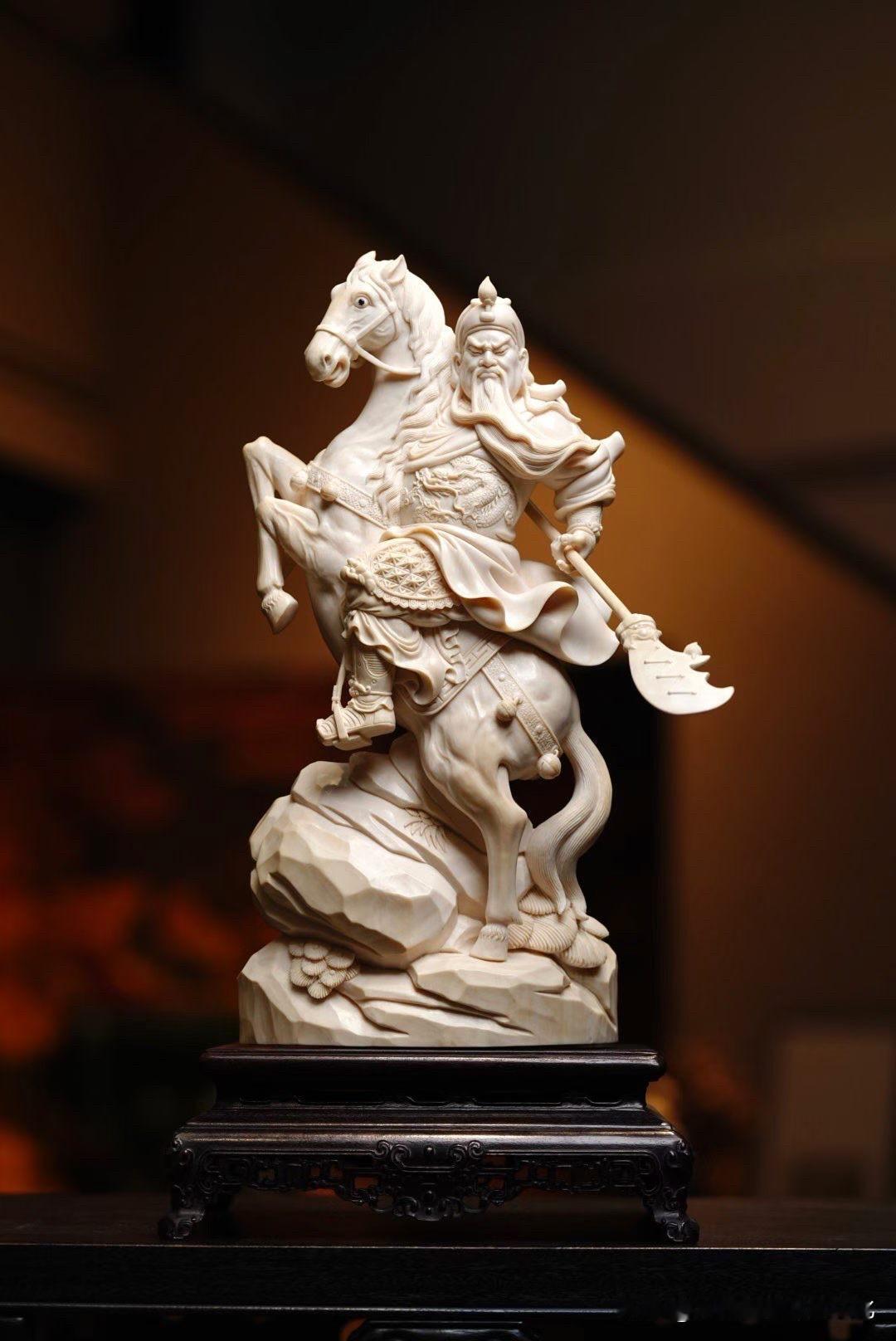 有些关公，一眼是威，
再看，却是“收”。

这尊猛犸关公，白润如玉，刀起却不躁，