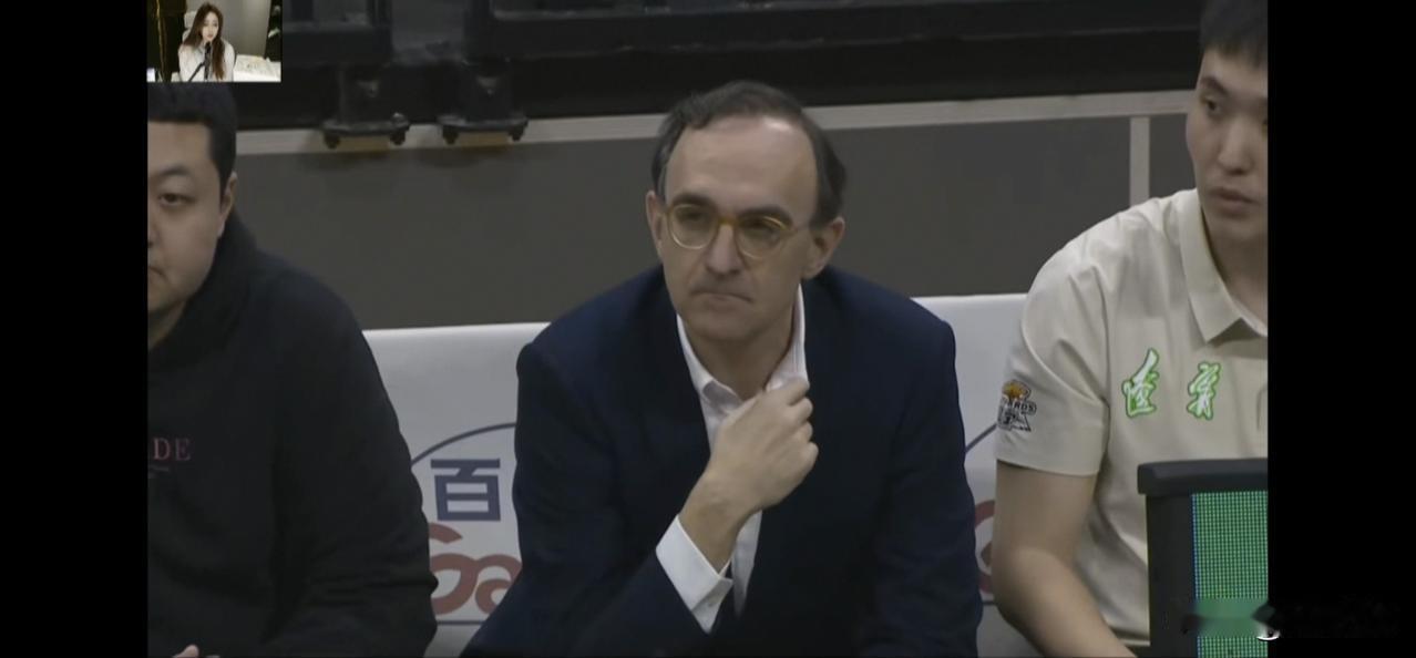 辽宁打疯了！完全像换成另一支球队。
首节辽宁队29:18领先广州11分，火力全开