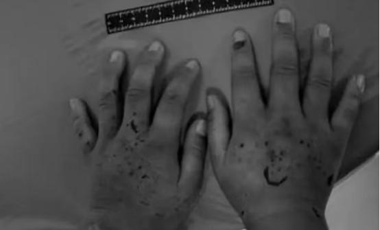 2015年，一个13岁的女孩经常拿着一块钱去超市买菜，于是引起了老板的注意，没想