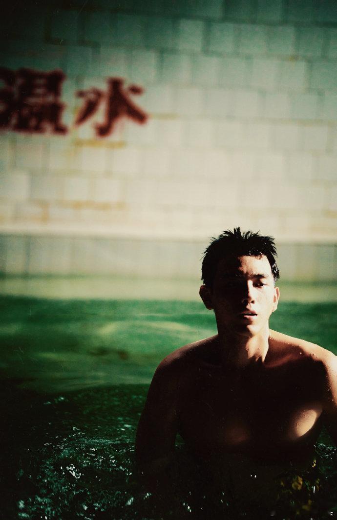 陈飞宇半夜健身偶遇陈哲远陈哲远陈飞宇自律拍白夜提灯凌晨两点还在健身房卷，陈飞宇练