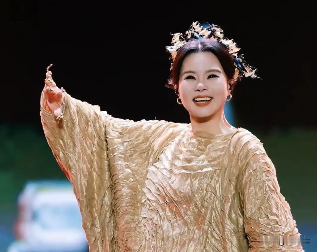 2019年老罗突然对龚琳娜坦白自己有了一个女朋友。得知消息的龚琳娜震惊极了，她陷