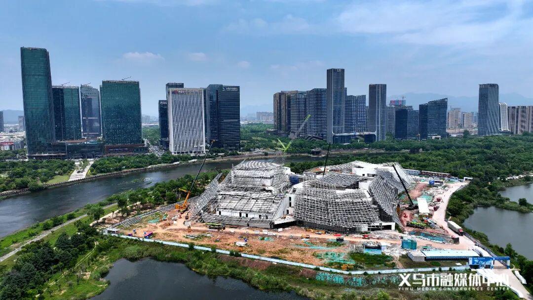 这是义乌大剧院的现在进度（第一张照片）。第二张图片是义乌大剧院的效果图差距还是有