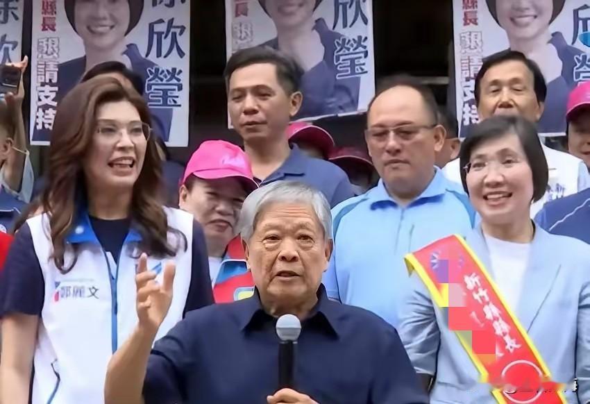 郑丽文被前新竹县主管范振宗当面批评“战略错误”。就在今日（9月3日），郑丽文陪同