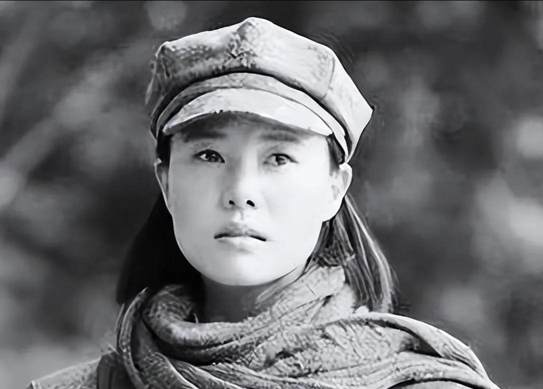 1937年，15岁漂亮女红军被敌人抓住，捆在行刑台，她挺胸抬头，闭上双眼。谁料，