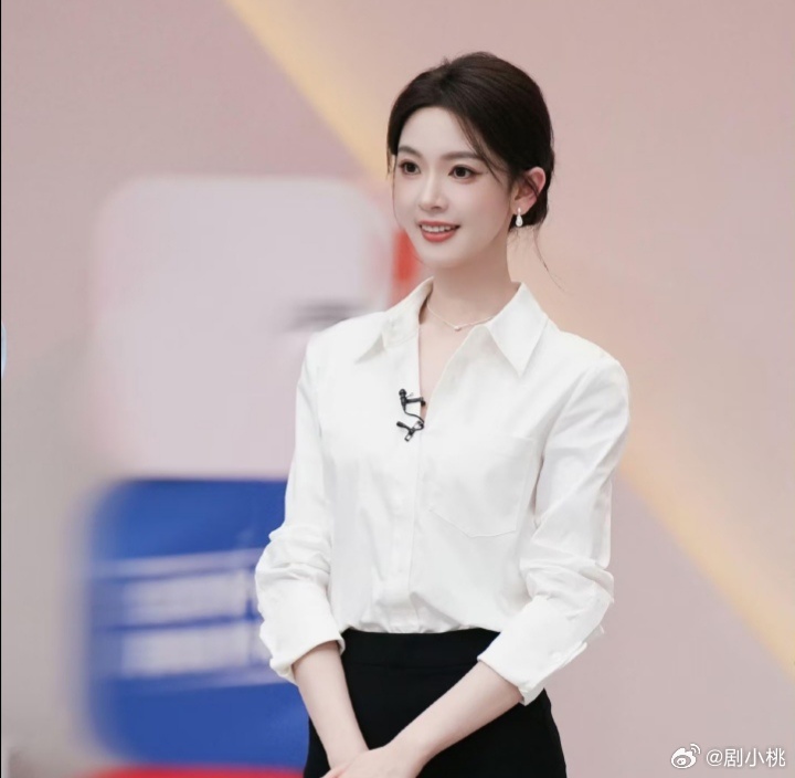 1.辛芷蕾现在沉浸在新恋情的快乐当中，跟小男友挺恩爱的，到哪都会带着对方一起出差