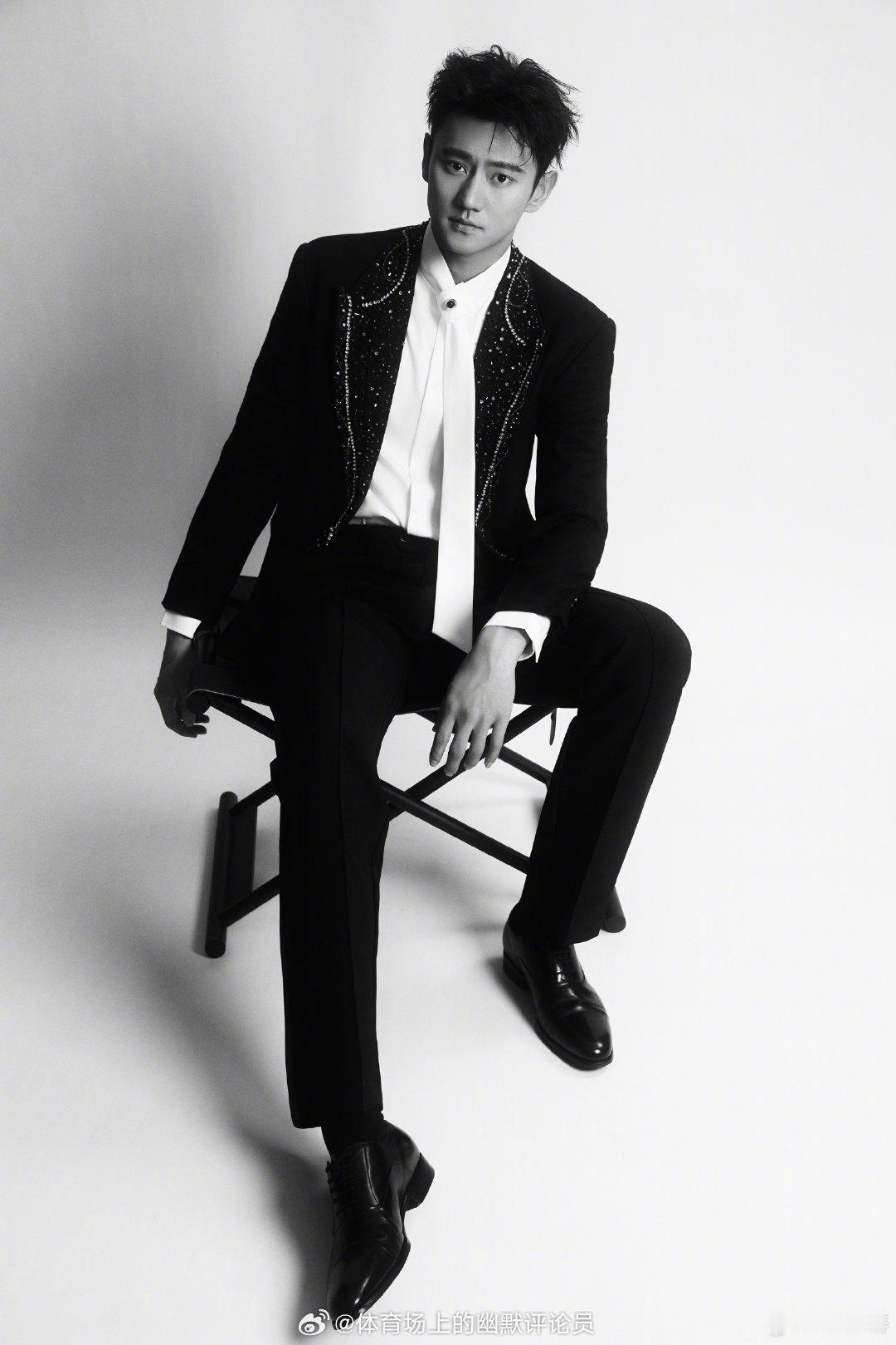 当颜色静默，光便有了重量。 （