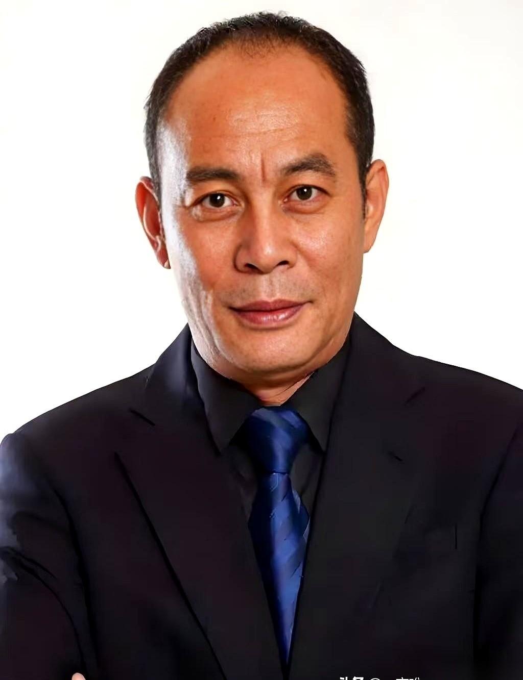 老爸出差回来，宝贝闺女说好了去机场接他。
结果呢？眼睁睁看着闺女从自己身边一阵风