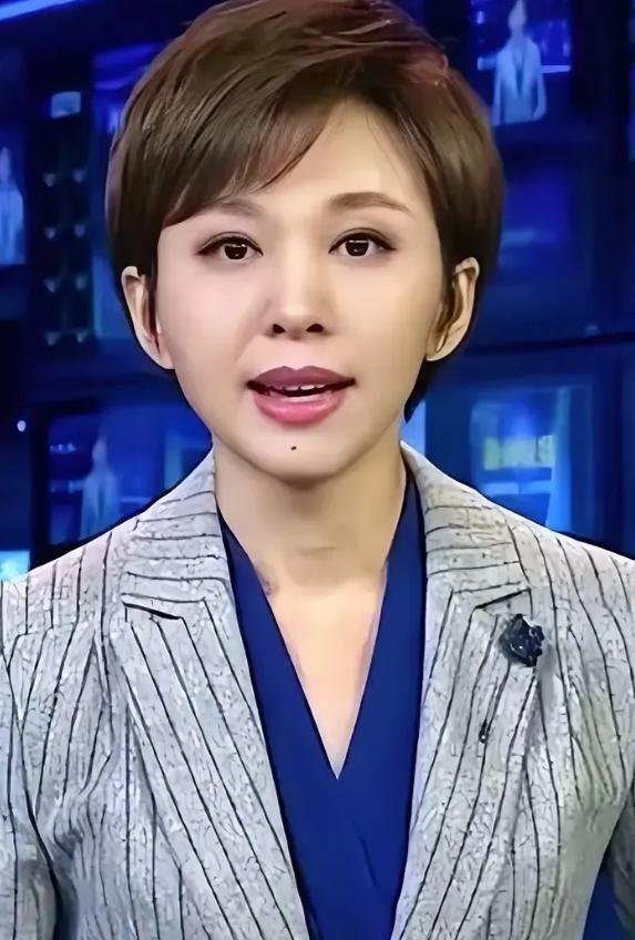 如今提起40多岁依然单身的欧阳夏丹，不少网友总爱操心她的终身大事，甚至觉得到了这
