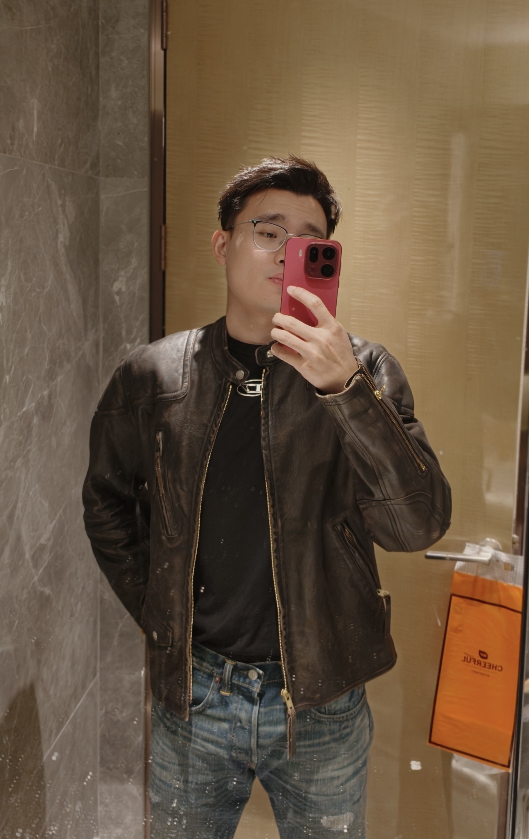 最近越来越喜欢OPPO这个新颜色，我平时穿的衣服都比较素，感觉用一个跳脱颜色的手