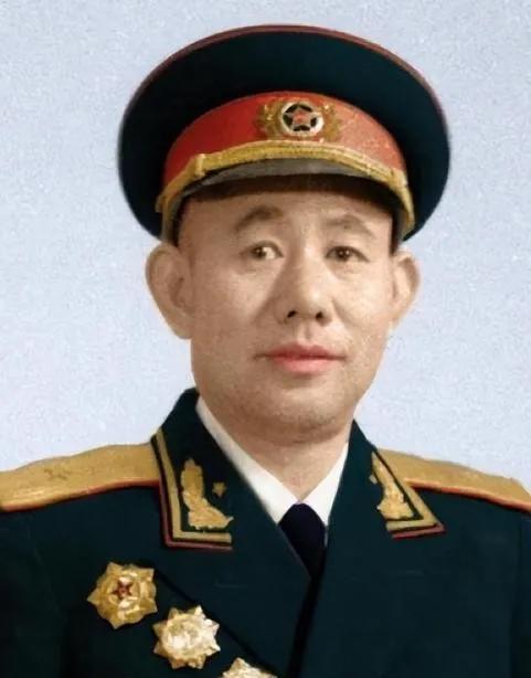 1951年，一群志愿军在撤退时，猛然发现眼前狭隘的山谷中，竟出现了成千上万个美军