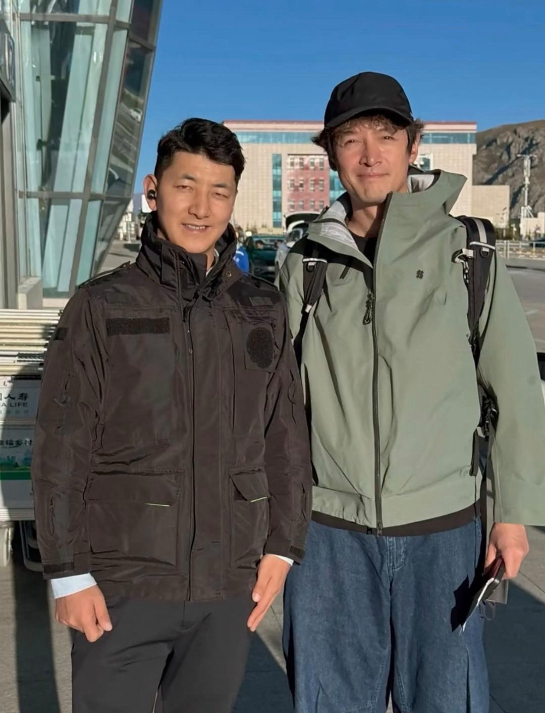 43岁胡歌在街头被偶遇，他满脸沧桑，看起来瘦了好多，颜值下滑严重，自从结婚后感觉