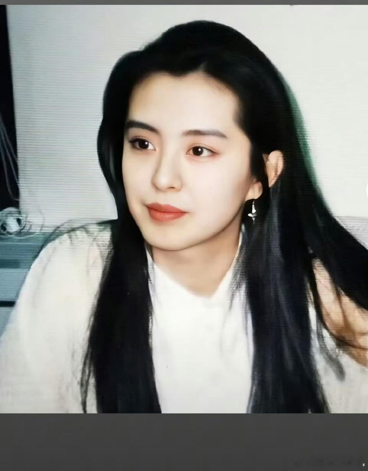 岁月在她脸上留下了痕迹，却带不走聂小倩眼波里的幽怨，白蛇身段里的风情——经典从不