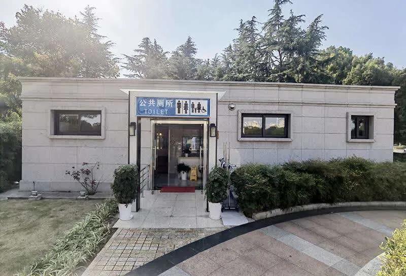 不少欧洲游客来到上海，最惊讶的一件事，就是街头公厕全都免费。去过西欧旅游的人大都