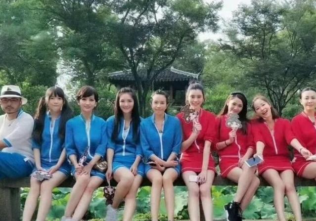 莫文蔚的腿不是开玩笑的，连超模奚梦瑶坐在她旁边腿都被比下去了。 
 
2009年