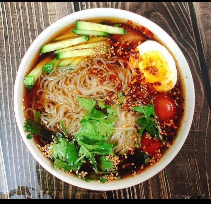今天小店里人员爆满，顾客在前台等餐，不时地抱怨。

晚上五点半，我来到小店，还是