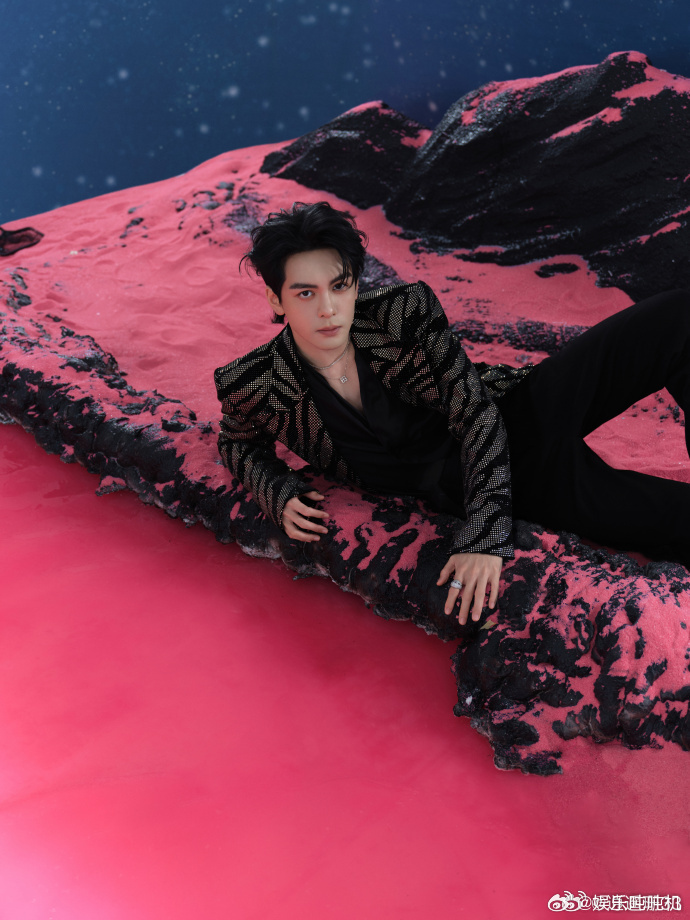 曾舜晞 这怎么不算BLACKPINK了 曾舜晞把黑粉美学诠释得好好！黑色亮片在灯