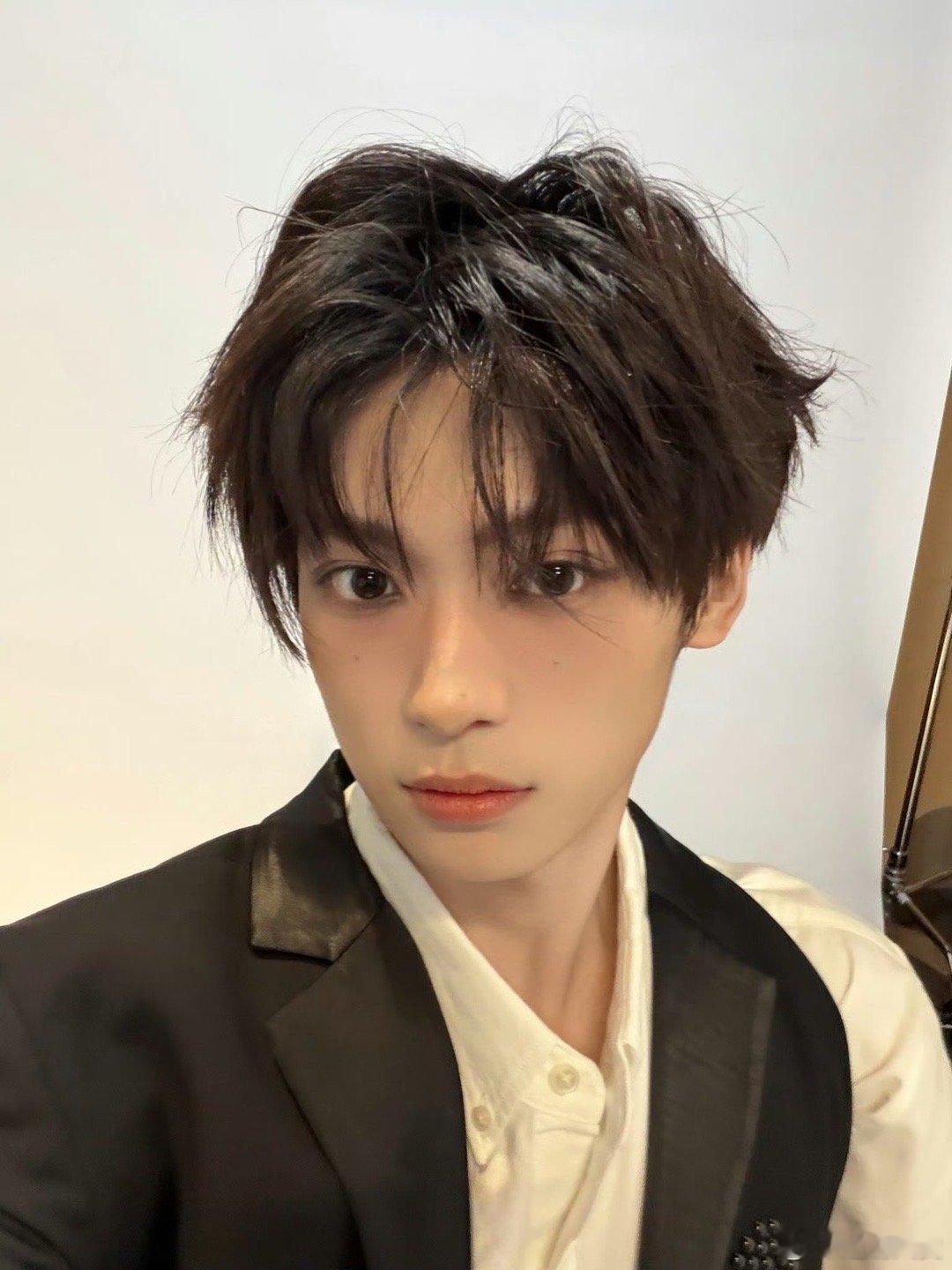 梓渝今日立冬营业照，最帅“反派”梓渝上线，眼下腮红太萌了，立冬快乐多多营业！[期