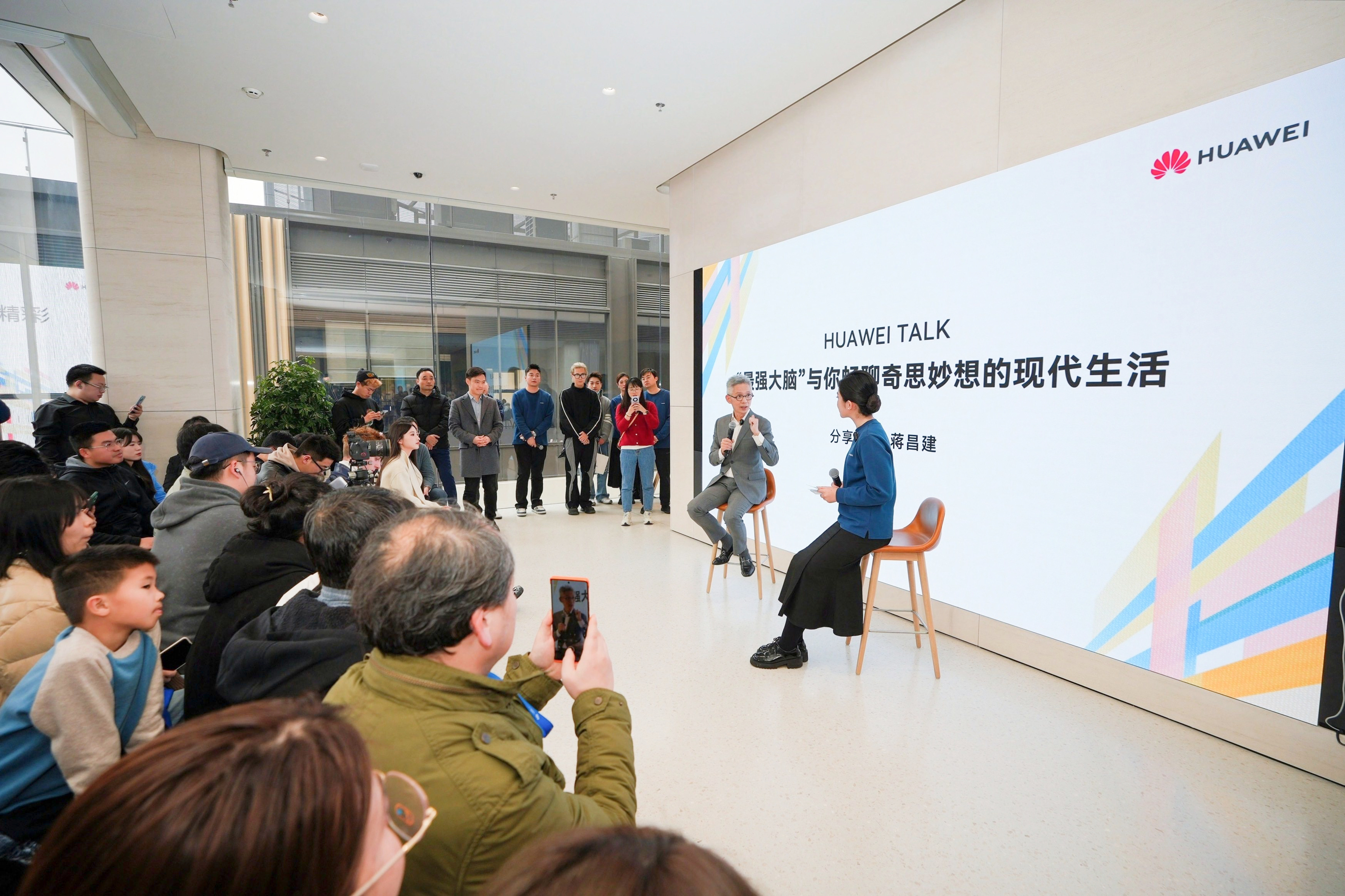 今天#南京首家华为旗舰店开业#，请到了《最强大脑》主持人蒋昌建作为HUAWEI 