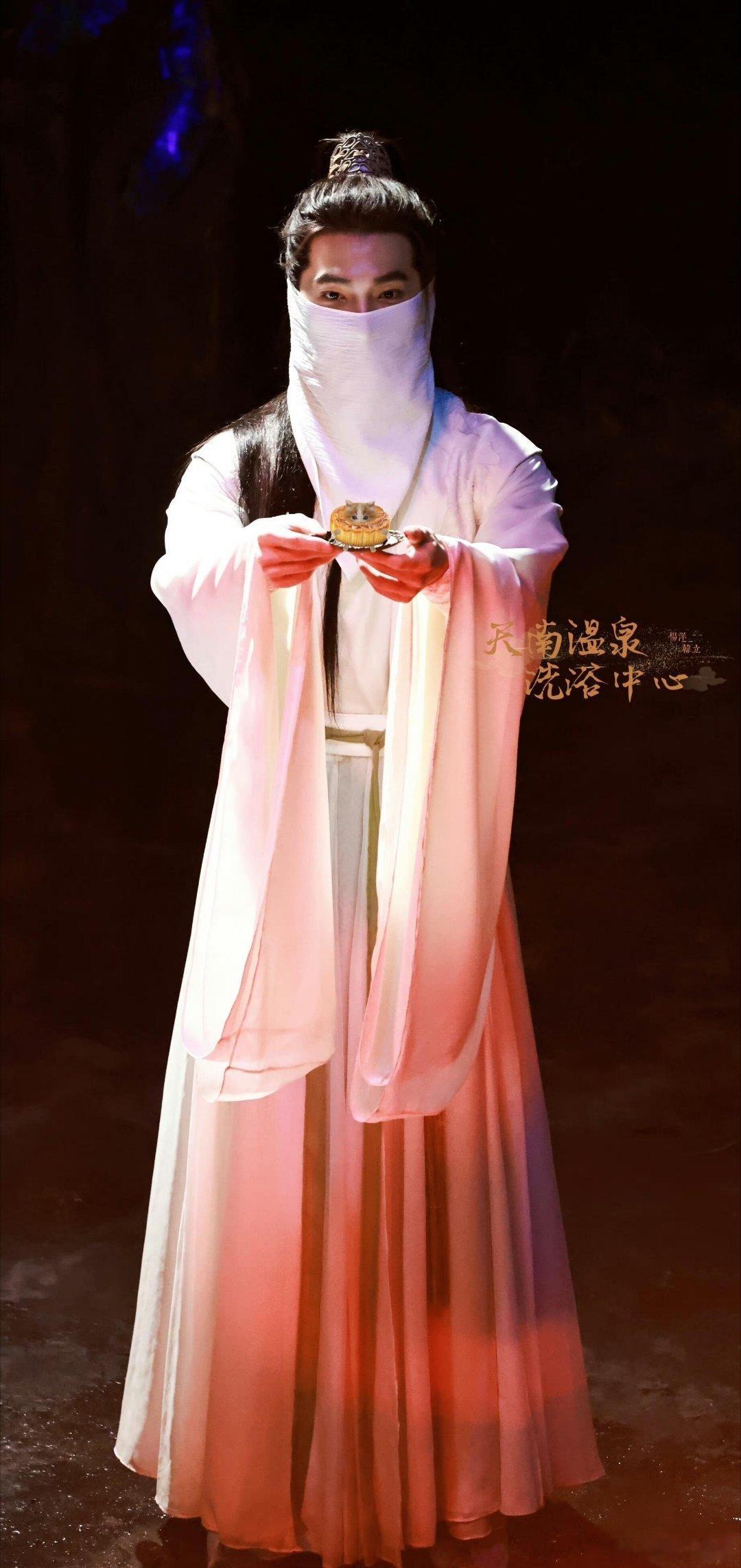 #杨洋凡人修仙传戴面纱路透#杨洋《凡人修仙传》戴面纱路透，比建模还好看的男人，期
