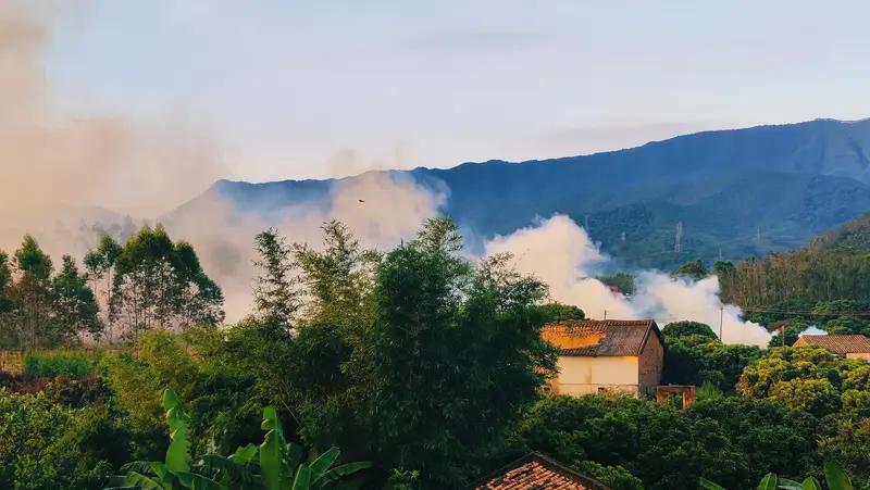 小时候，放学归来，望见自家烟囱升起的那缕青灰，心便有了归处。昏黄的灯光下，祖母在