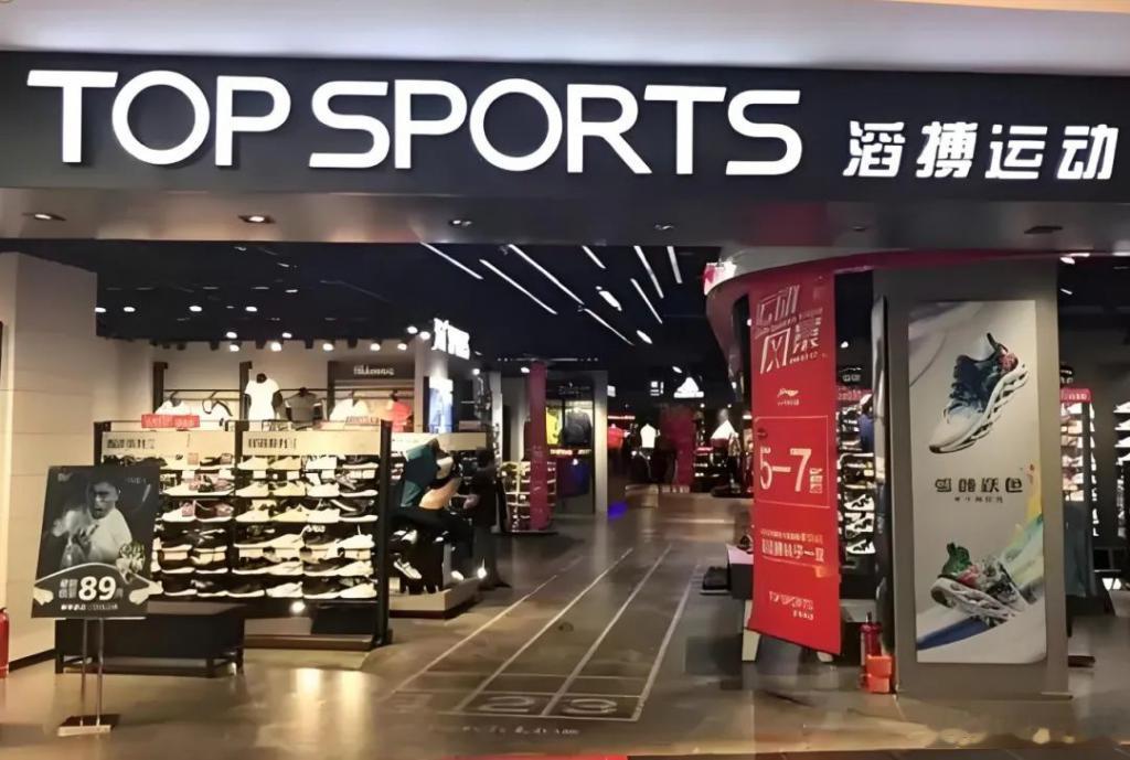挺6，耐克把滔搏线上分销直接砍了，27 年的老搭档说散就散。滔搏 22% 的营收