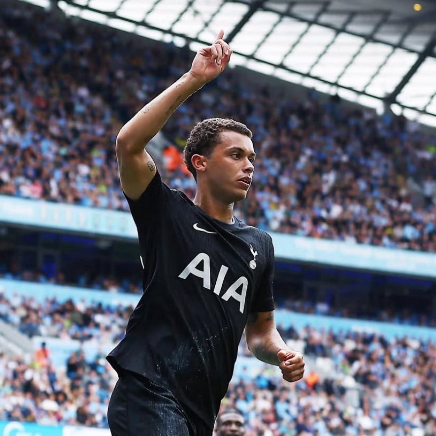 🥇转会专家Fabrizio Romano：布伦南·约翰逊加盟水晶宫的交易已进入