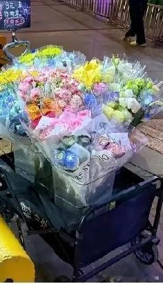 天下第一傻，就是借钱给别人，
第二傻，是借出去后还指望对方按时还。
第三傻，把“