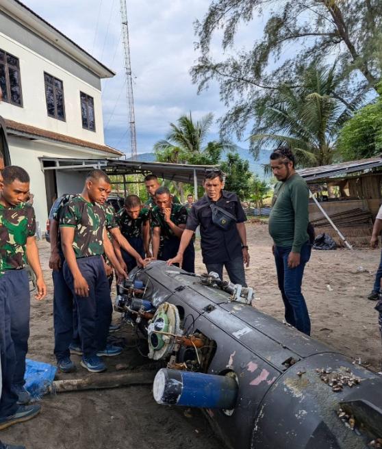 印尼渔民在龙目海峡打捞到印有中船重工CSIC字样的无人水下潜航器。

最近印尼的