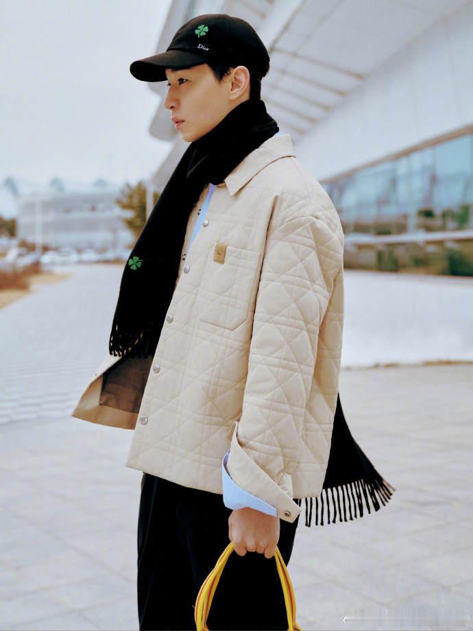 这双拖鞋救过Henry的命吗 笑死！Henry这双拖鞋简直是他的“时尚标签”，走