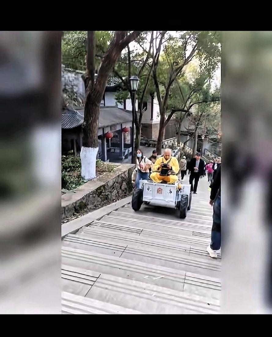 真的是开眼界了！
温州僧人登山都这么更核了！
此刻他还打坐 简直像极了我自己修改