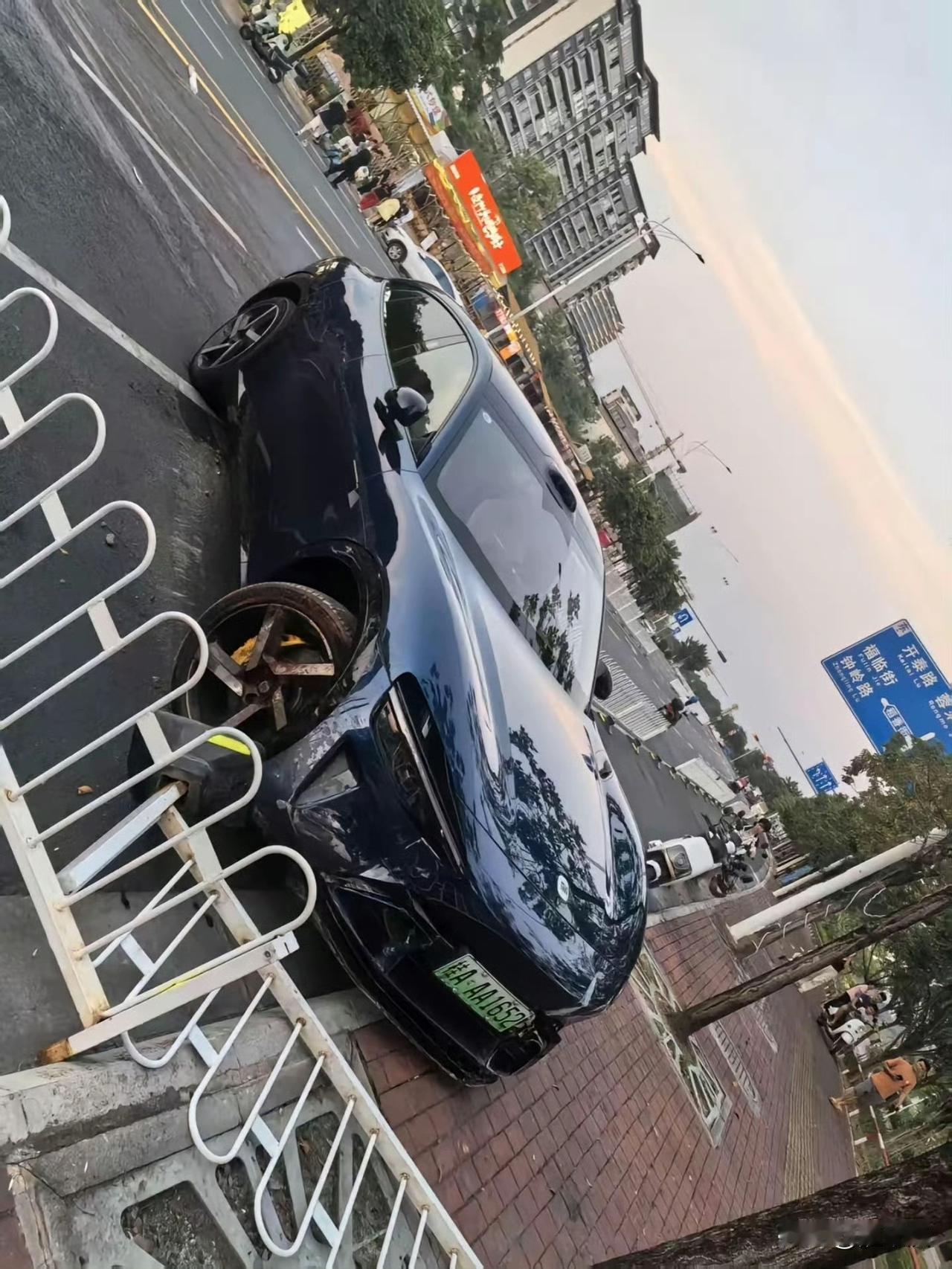 “干翻”华为，友商做到了！
直接把享界S9t送上了绿化带，
不但自己能上，也能让
