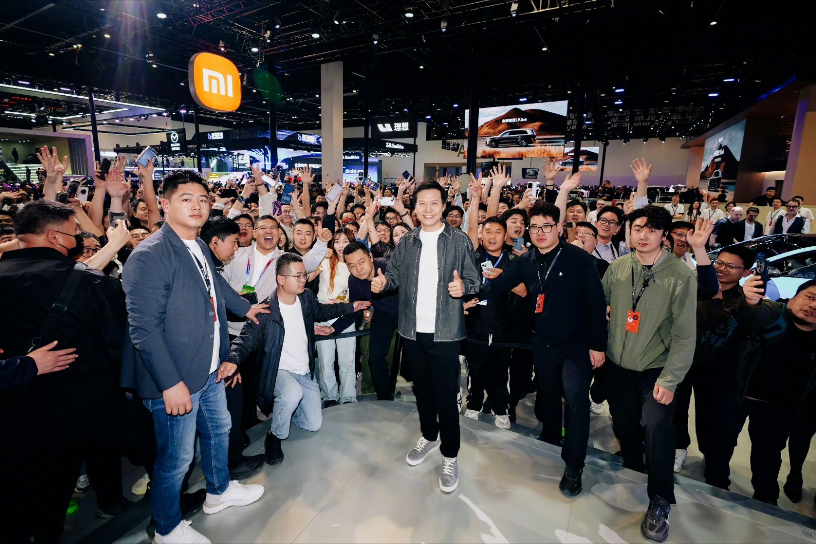 雷军晒北京车展合影北京车展首日落幕，今天小米展台可以说是相当热闹了，小米汽车全系