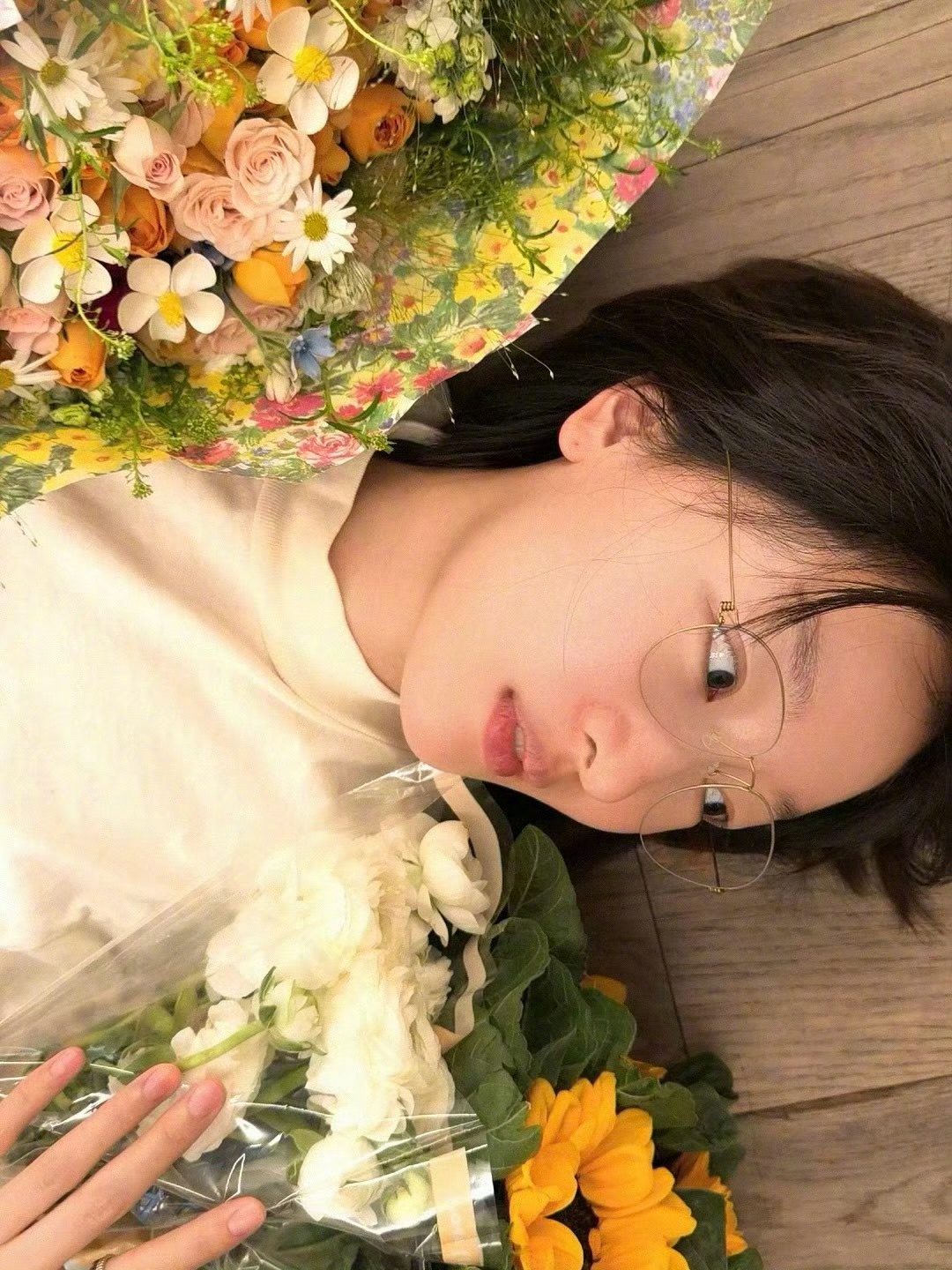 周冬雨28号以春天花花结束周冬雨和粉丝送的花合影 啊啊啊谁懂这一组的含金量！周冬