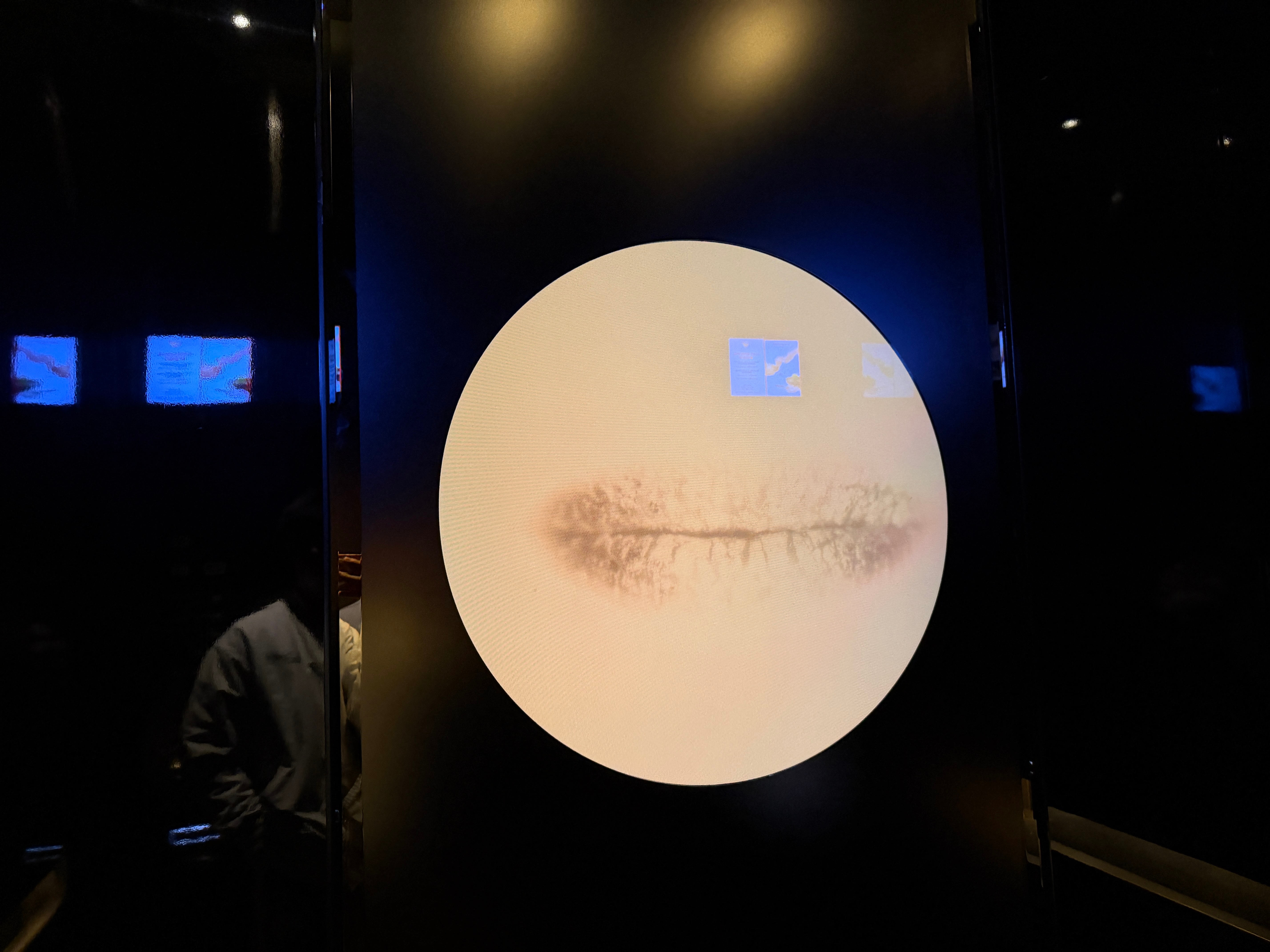 在广州呆到22号昨晚在K11附近的W酒店，电梯里的这个动态图让我感觉自己不是来出