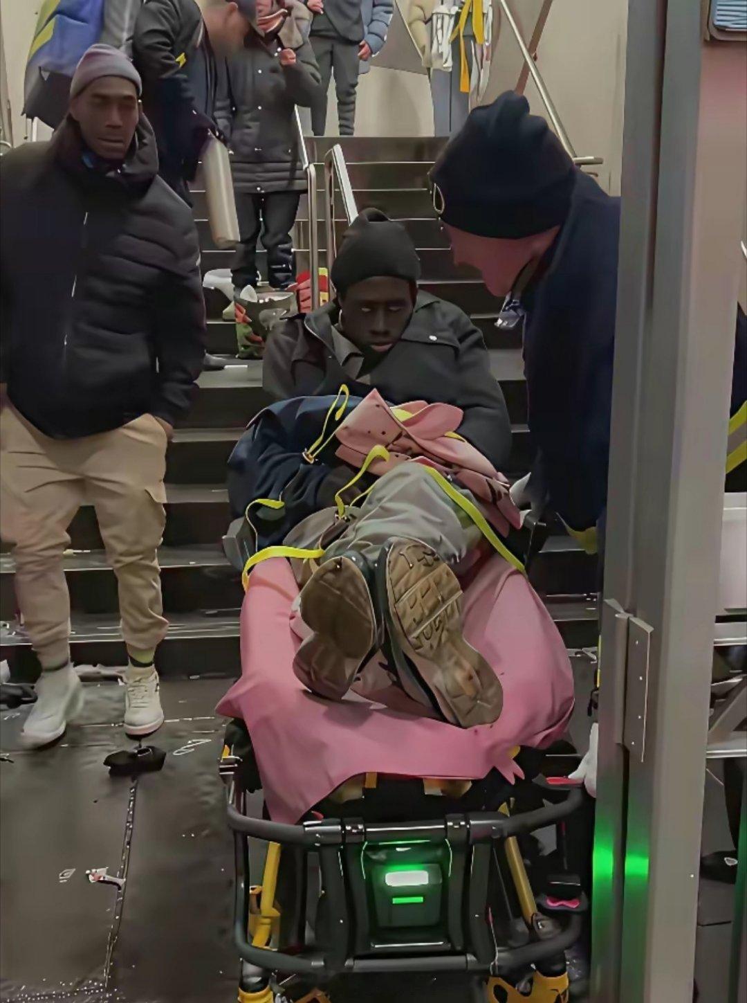 在美国的寒冬，流浪汉只要“冻僵”就会被拉走。没人知道他们被拉去了哪里，是救助站，