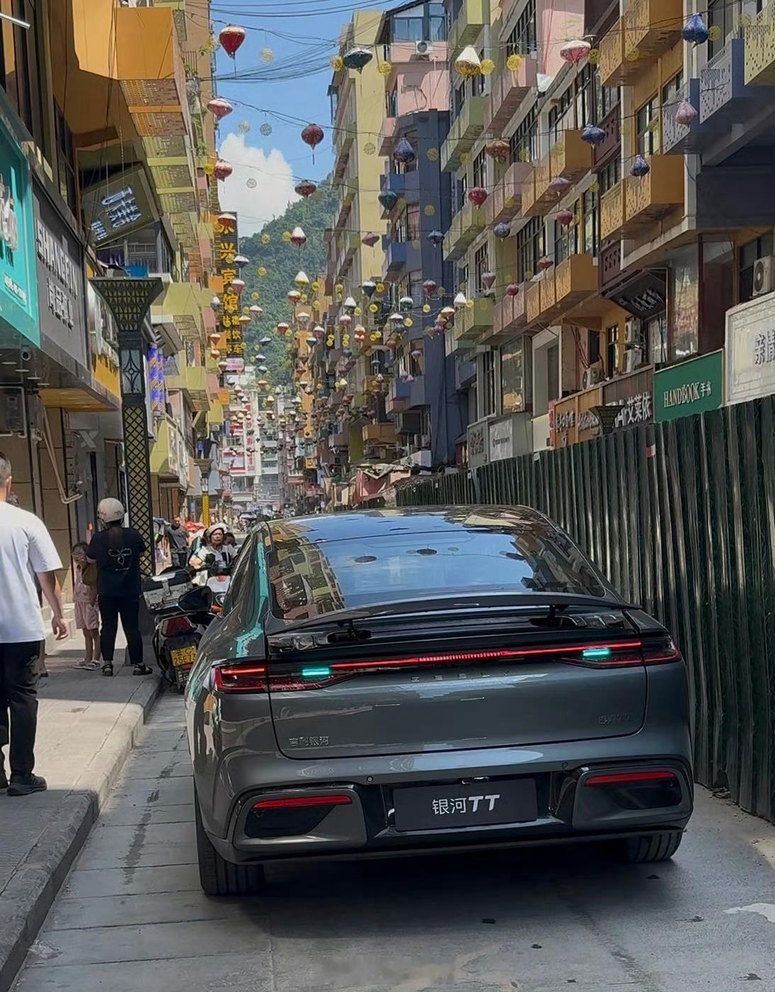 吉利测试，专门挑老司机都头疼的场景：窄路回头弯、雨天窄路会车、山体落石避障，全是