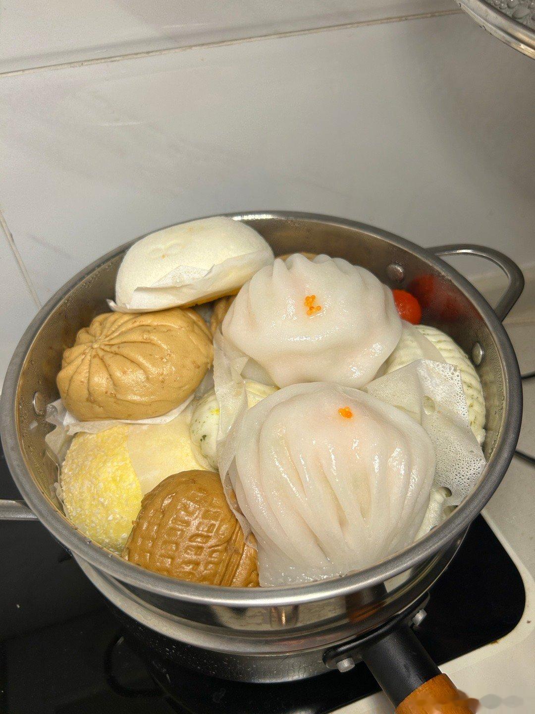 早啊 广州终于有点凉意啦一大笼什么都有的蒸包子大虾饺牛奶燕麦包海苔流沙包芝麻包再