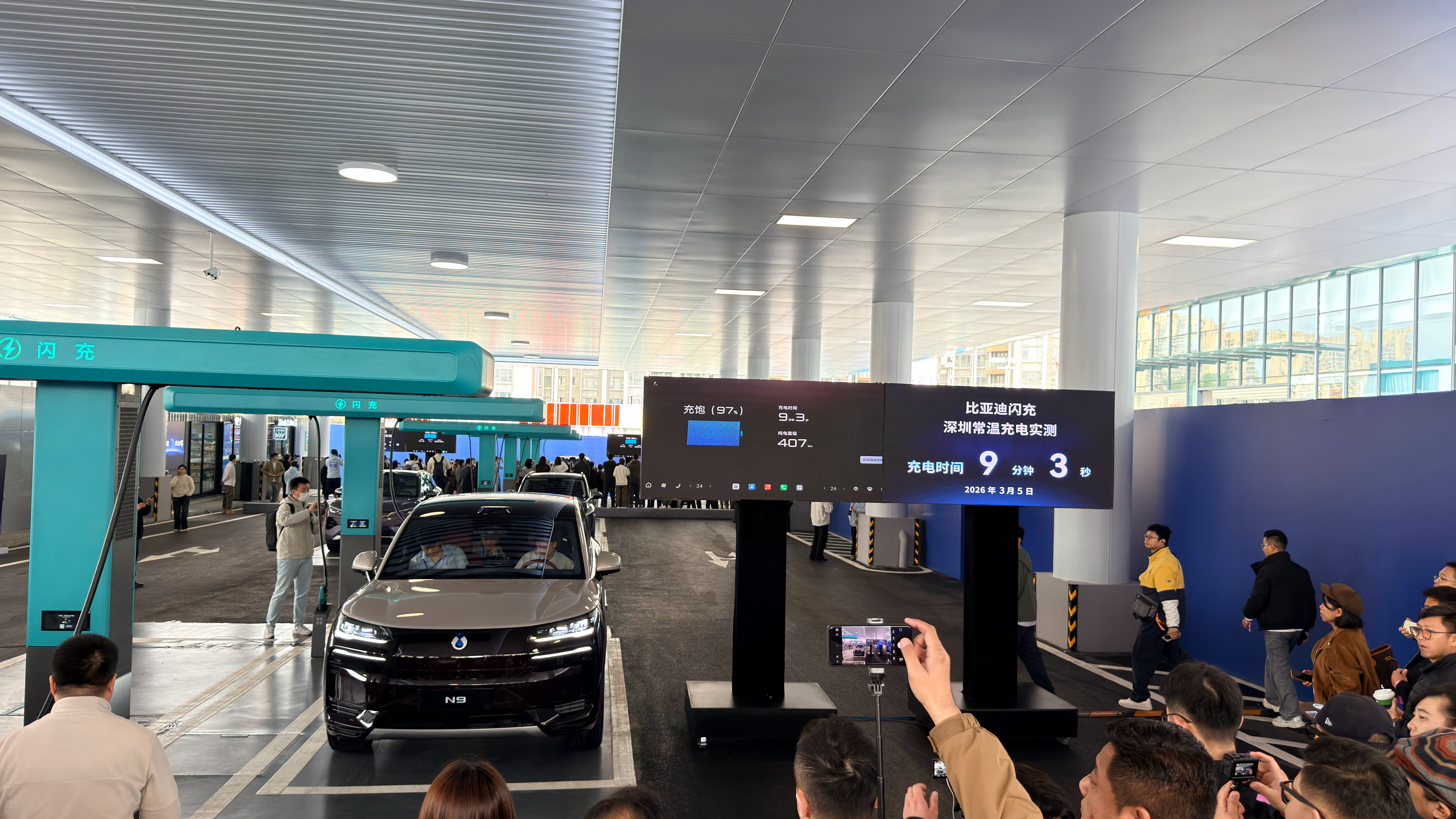 【比亚迪宣布建设2万座闪充站 让闪充像加油站一样普及】厉害了，比亚迪发布“闪充中