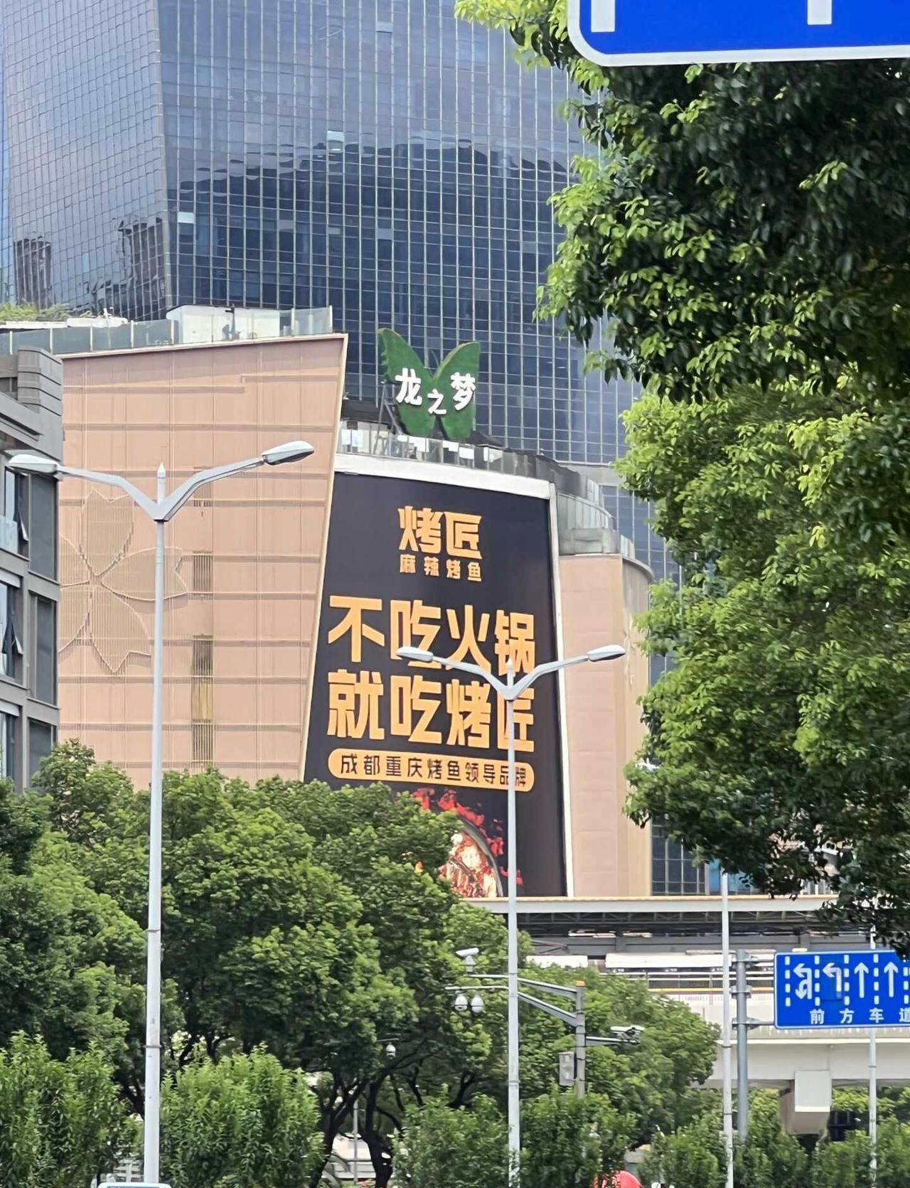 烤匠为什么能把一桌的钱做上去
它没在菜价上做文章。烤鱼就那个价，也没让你必须点什