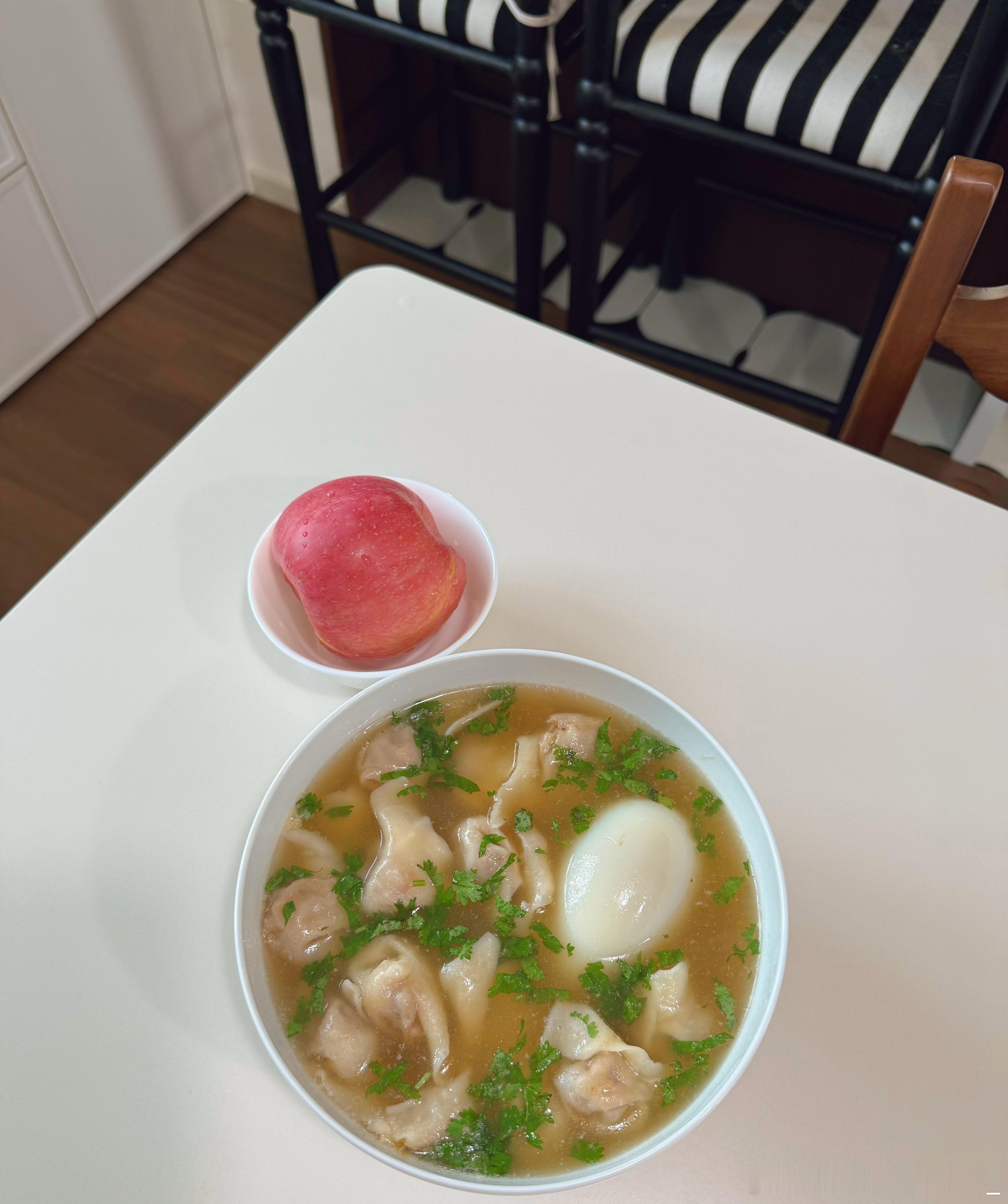 降温的雨天太适合吃点热乎的了，一大碗大馄饨，还有一个大鹅蛋[干饭人] ​​​