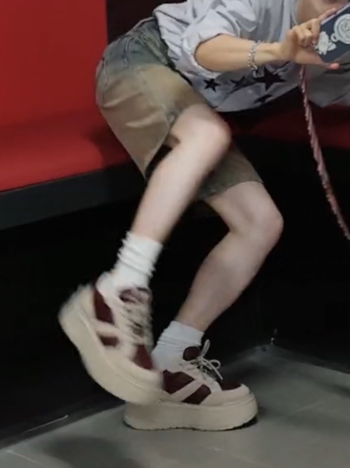我们需要更多的短裤小男孩。 