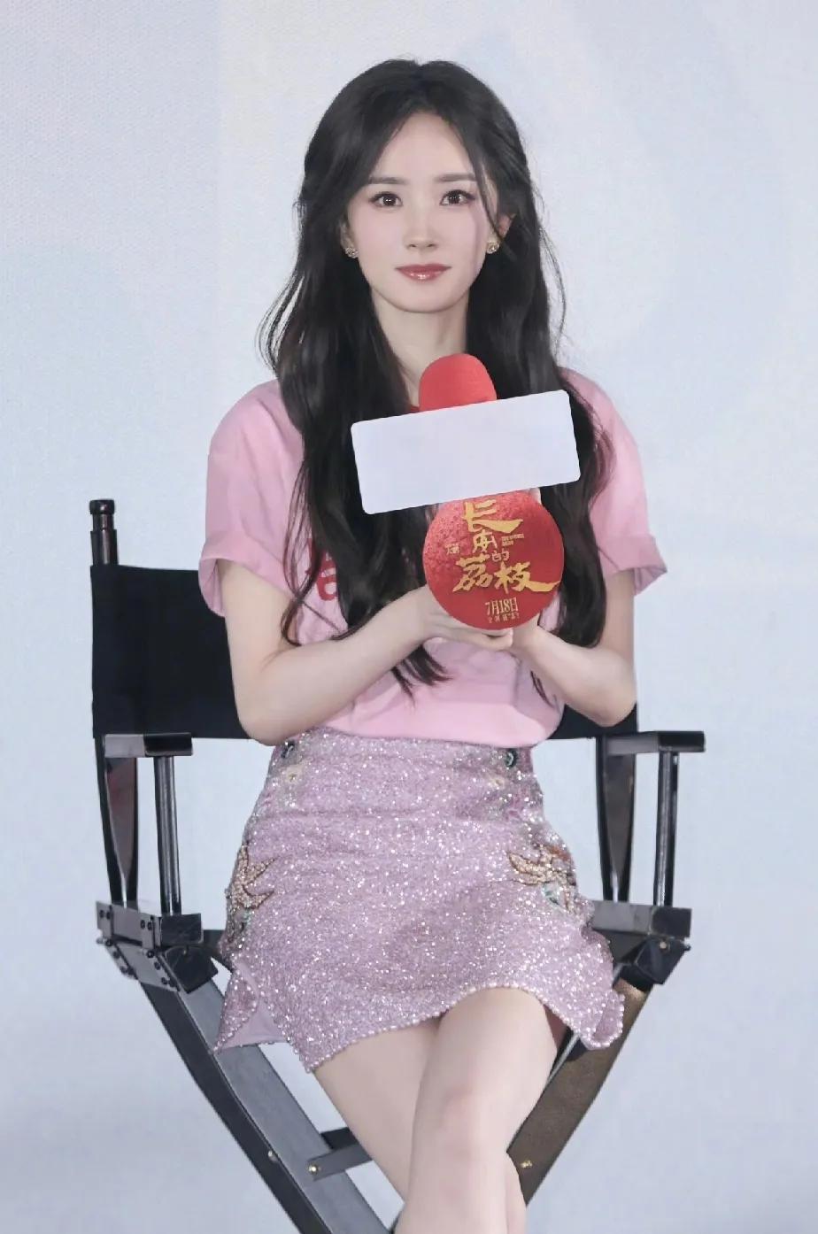 看到杨幂真人 
你才能体会她的惊天美貌，才能感受到她有多香甜。偏偏演技又那么好！