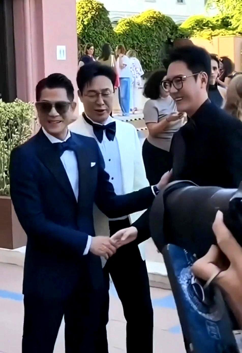 十年前冯绍峰红遍全国时，张颂文还在跑龙套递简历。
 
今年威尼斯电影节红毯上，俩