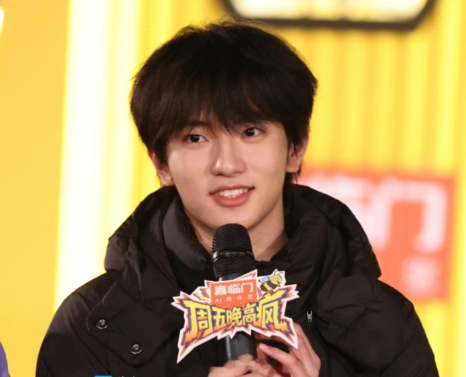 穆祉丞 周五晚高疯发布会周五晚高疯救命！穆祉丞这个委屈巴巴的小表情，是在偷偷攒大