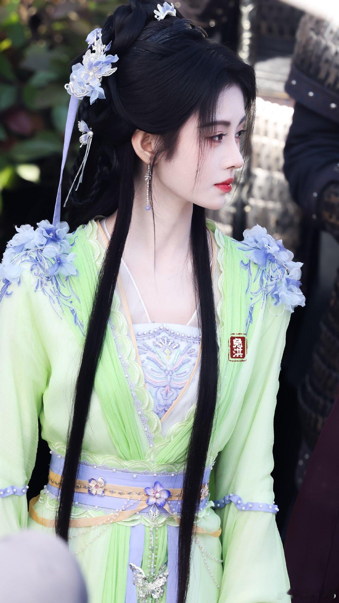 #成毅站姐发鞠婧祎美图#啊啊啊啊啊啊成毅站姐发了鞠婧祎美图，是姜黎非欸，好漂亮啊
