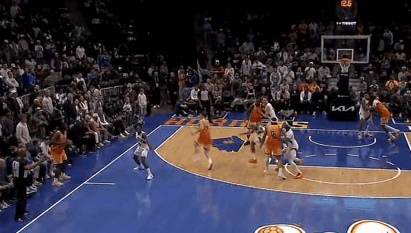 最佳新秀！克尼普尔打得真好！
在今天NBA常规赛黄蜂对阵梦龙的
第四节最后时刻，